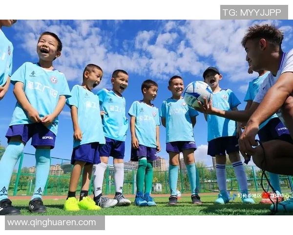 足球明星警察身份揭秘他在绿茵场上的辉煌与执法生涯的交汇